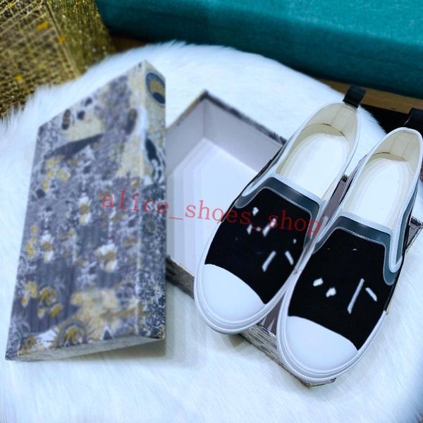 simple retro canvas casual shoes men's and women's black denim color couple skateboard sneakers ultra-light shoes men and women fl, Black;red
simple retro canvas casual shoes men's and women's black denim color couple skateboard sneakers ultra-light shoes men and women fl, Black;red