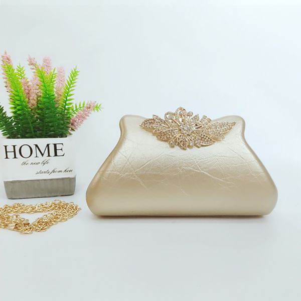 2021 make up purse custom pearl beads designer bridal bride bridesmaid party evening bags clutch bag
2021 make up purse custom pearl beads designer bridal bride bridesmaid party evening bags clutch bag