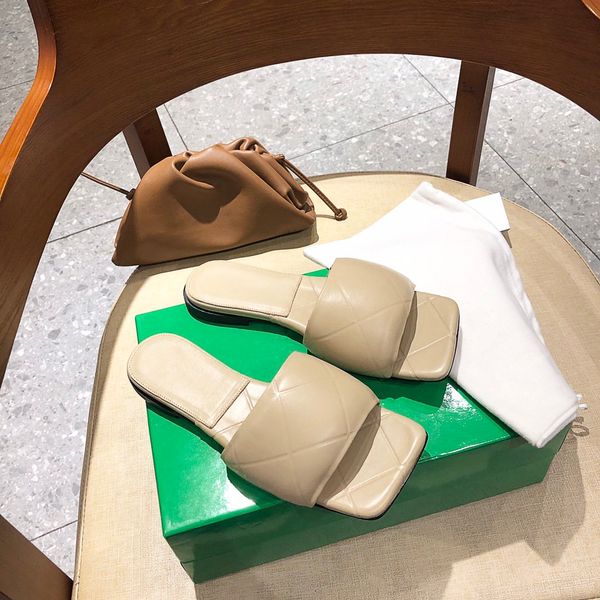 2021 designer woman sandals slippers fashion trend beach slipper classic platform alphabet lady sandal leather flat slides with original box, Black
2021 designer woman sandals slippers fashion trend beach slipper classic platform alphabet lady sandal leather flat slides with original box, Black