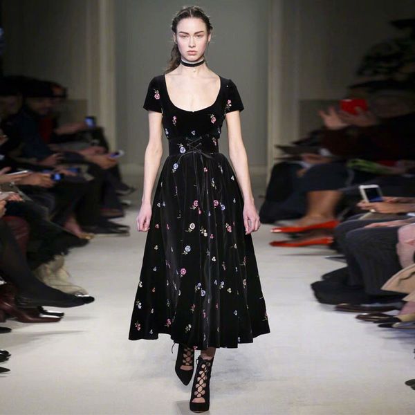 2021 new vintage black floral embroidery veet woman autumn runway designers elegant short sleeve pleated long itgb, Black;gray
2021 new vintage black floral embroidery veet woman autumn runway designers elegant short sleeve pleated long itgb, Black;gray