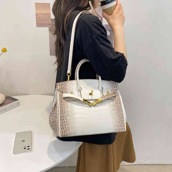 crocodile pattern medium women's large capacity handbag 2021 new summer fashion atmosphere one shoulder messenger bag
crocodile pattern medium women's large capacity handbag 2021 new summer fashion atmosphere one shoulder messenger bag