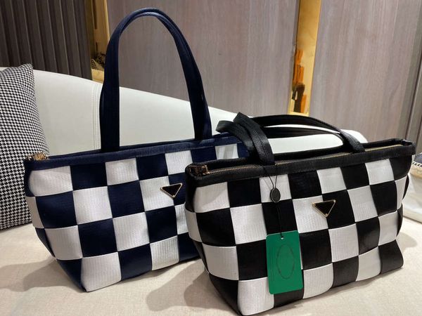 fashion shopping bag black and white plaid fabric high-end luxury designer bag
fashion shopping bag black and white plaid fabric high-end luxury designer bag
