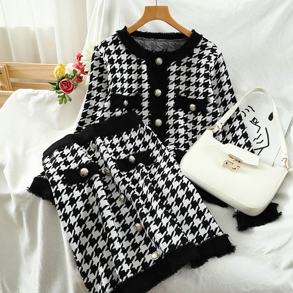 2021 new fall winter sweatsuits for women 2 piece set vintage houndstooth long sleeve knit cardigan coat + mini skirt suit ensemble femme jp, Black;gray
2021 new fall winter sweatsuits for women 2 piece set vintage houndstooth long sleeve knit cardigan coat + mini skirt suit ensemble femme jp, Black;gray