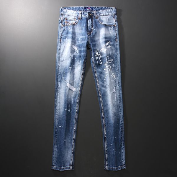 2021 new italian style fashion men blue color elastic slim fit ripped jeans printed designer streetwear hip hop denim long pants y9c1
2021 new italian style fashion men blue color elastic slim fit ripped jeans printed designer streetwear hip hop denim long pants y9c1