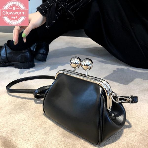 vinatge shell clip women shouder bags designer wide strap handbags luxury pu leather chains crossbody bag lady small purses 2021
vinatge shell clip women shouder bags designer wide strap handbags luxury pu leather chains crossbody bag lady small purses 2021