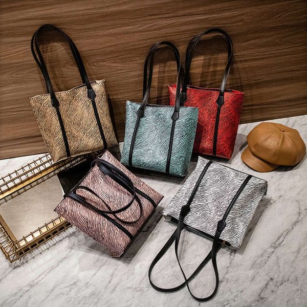 guangzhou women's 2021 winter wind fashion printing stripe contrast shopping one shoulder portable large capacity bag
guangzhou women's 2021 winter wind fashion printing stripe contrast shopping one shoulder portable large capacity bag