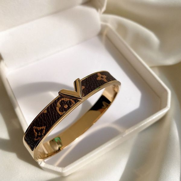 bangles bracelet net red flower rose gold titanium steel light luxury fashion v-shaped women's indifference niche design sense of high, Black
bangles bracelet net red flower rose gold titanium steel light luxury fashion v-shaped women's indifference niche design sense of high, Black