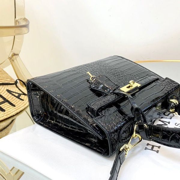 women's 2021 new fashion kelly leather metal buckle soft crocodile pattern black portable messenger zlyluxury storage bags factory outl
women's 2021 new fashion kelly leather metal buckle soft crocodile pattern black portable messenger zlyluxury storage bags factory outl