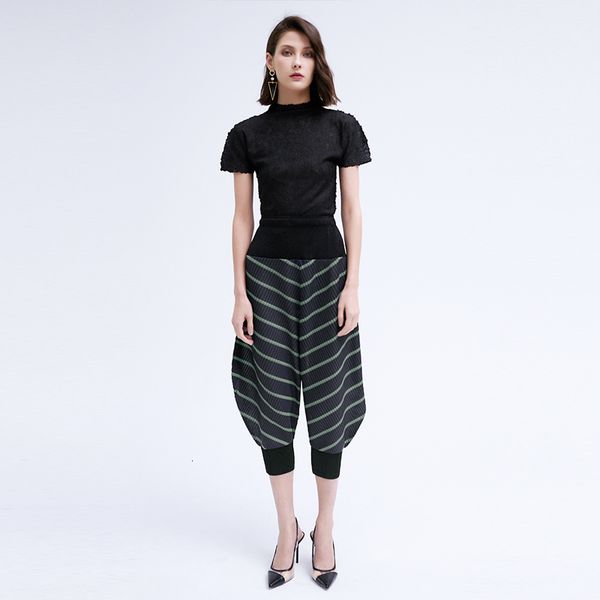 2021 new pleated high-waisted feet women autumn striped loose casual snake pattern cropped pants zn25, Black;white 
2021 new pleated high-waisted feet women autumn striped loose casual snake pattern cropped pants zn25, Black;white