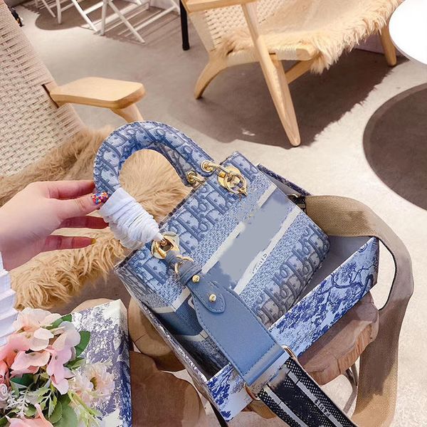 2021 fashon single shoulder bag genuine leather lady handbag luxury tote shopping bags big brand fanny pack for woman designer packaging bou
2021 fashon single shoulder bag genuine leather lady handbag luxury tote shopping bags big brand fanny pack for woman designer packaging bou