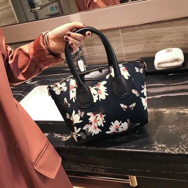 hbp autumn and winter 2021 new korean women's mini smiling face small portable one shoulder messenger shell bag fashion
hbp autumn and winter 2021 new korean women's mini smiling face small portable one shoulder messenger shell bag fashion