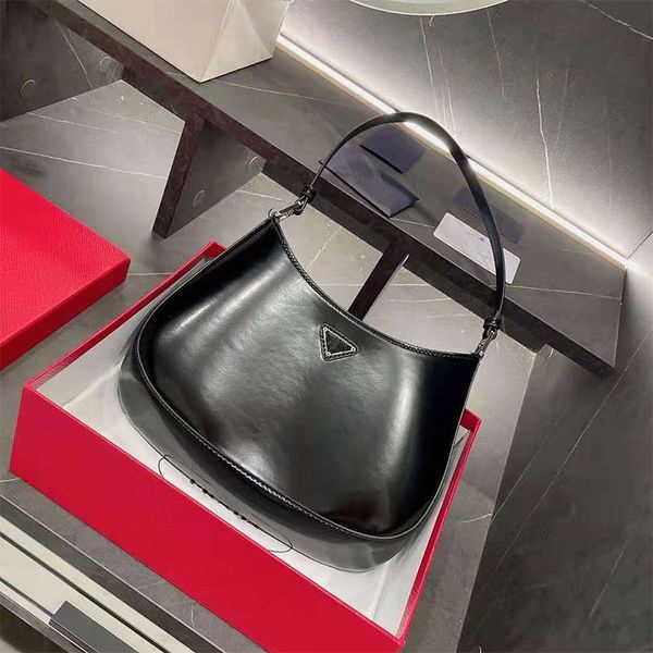 patent leather cowhide hand bag luxury brand ladys designer handbag fashion lady magnetic buckle underarm hobo wallet 
patent leather cowhide hand bag luxury brand ladys designer handbag fashion lady magnetic buckle underarm hobo wallet