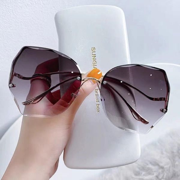 sunglasses women's tea gradient water cut trimming rimless lens women outdoor trend glasses uv400, White;black
sunglasses women's tea gradient water cut trimming rimless lens women outdoor trend glasses uv400, White;black