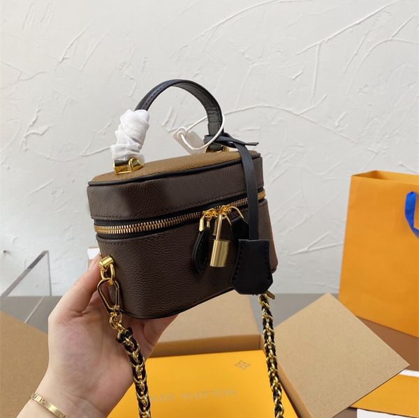 2021 designer bags original single leather crossbody bag classic shoulder portable totes size 14 * 10cm full package
2021 designer bags original single leather crossbody bag classic shoulder portable totes size 14 * 10cm full package