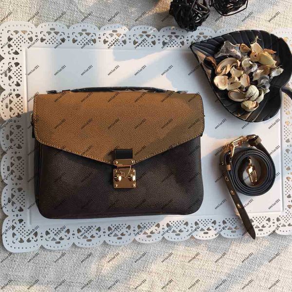 classic messenger bag, made of soft leather, men's and women's messenger bags, handbags, with compartments inside, size 25*19*9
classic messenger bag, made of soft leather, men's and women's messenger bags, handbags, with compartments inside, size 25*19*9