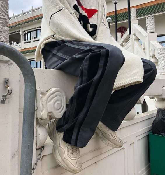 2021 new lado zper listrado retro contraste cor de homem e mulher streetwear solto casuais harajuku oversize hip hop calas jobn, Black
2021 new lado zper listrado retro contraste cor de homem e mulher streetwear solto casuais harajuku oversize hip hop calas jobn, Black