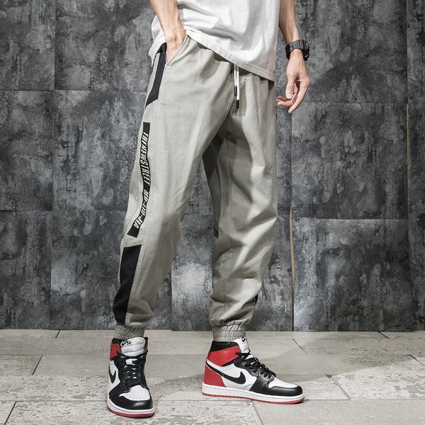 2021 new moda streetwear dos homens solto ajuste listra designer harem emendadas slack inferior carga calas de brim hip hop und0, Blue
2021 new moda streetwear dos homens solto ajuste listra designer harem emendadas slack inferior carga calas de brim hip hop und0, Blue
