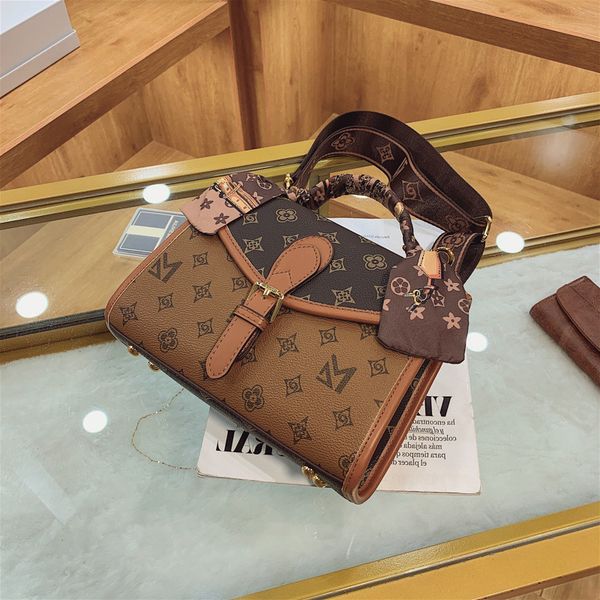 wholesale ladies leather shoulder bags elegant classic printing retro handbag simple joker contrast leather saddle bag flip ribbon decorativ
wholesale ladies leather shoulder bags elegant classic printing retro handbag simple joker contrast leather saddle bag flip ribbon decorativ