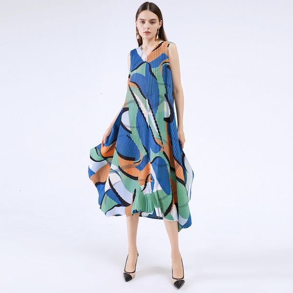 2021 new pleated sleeveless geometric painted printed summer v-neck waist wide loose oversized beach korean tbea, Black;gray
2021 new pleated sleeveless geometric painted printed summer v-neck waist wide loose oversized beach korean tbea, Black;gray