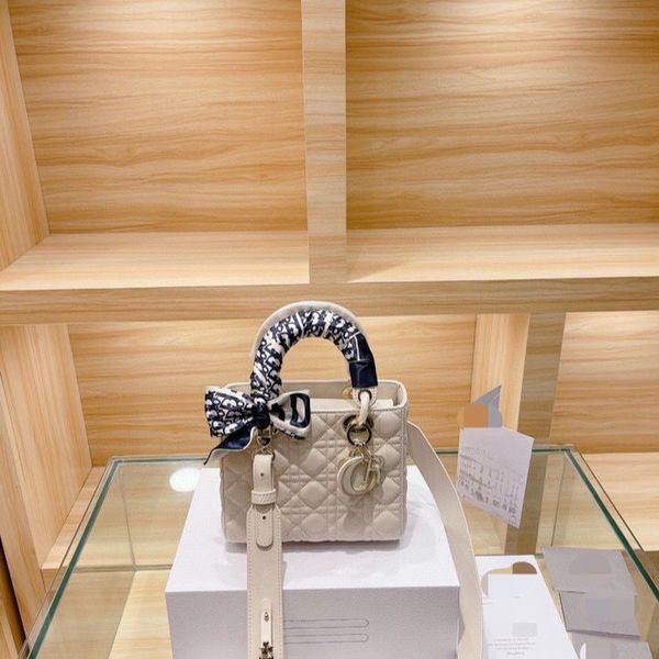 luxurys designers bag 2021 new four lattice princess bag, parchment leather portable messenger bag, diamond lattice chain women's bag y
luxurys designers bag 2021 new four lattice princess bag, parchment leather portable messenger bag, diamond lattice chain women's bag y