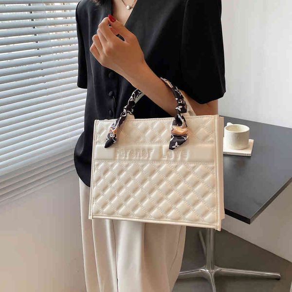 2022 factory wholesale new large capacity handbag women's summer fashion texture rhombic embroidered silk scarf tote bag
2022 factory wholesale new large capacity handbag women's summer fashion texture rhombic embroidered silk scarf tote bag