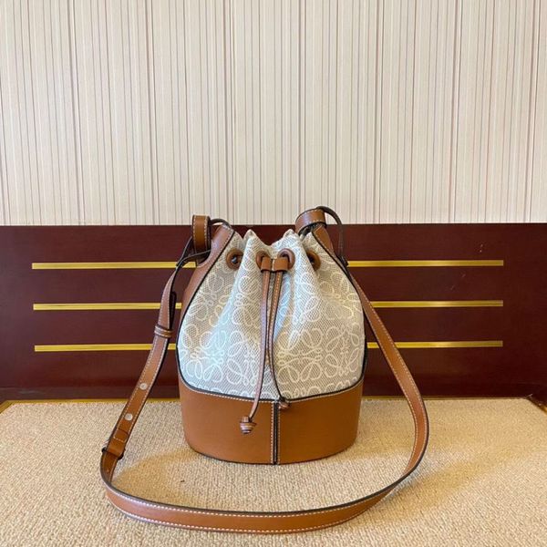 factory latest embroidered balloon bag light canvas with heavy industrial embroidery design size:18 *25*13.5cm luxuryss designerss yw
factory latest embroidered balloon bag light canvas with heavy industrial embroidery design size:18 *25*13.5cm luxuryss designerss yw