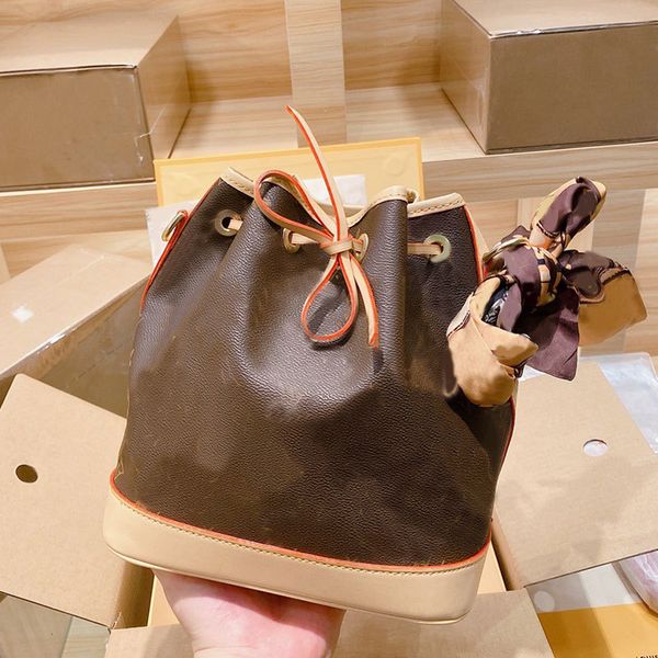 handbag women luxurys designers bag 2021 shoulder bags bucket cross body old flower color changing leather drawstring golden brass metal har
handbag women luxurys designers bag 2021 shoulder bags bucket cross body old flower color changing leather drawstring golden brass metal har