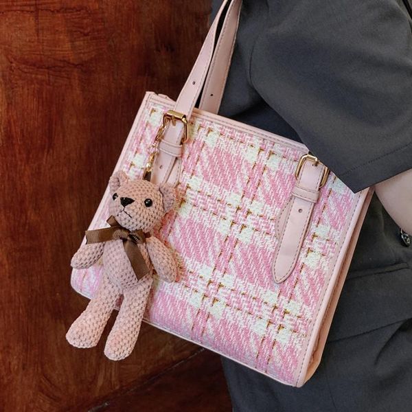 evening bags quality cloth shoulder for women bear decoration tote bag quilted plaid handbags 2021 brand designer ladies square sac
evening bags quality cloth shoulder for women bear decoration tote bag quilted plaid handbags 2021 brand designer ladies square sac