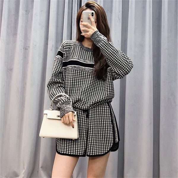 french elegant 2021 winter new thousand bird check letter knitting double-sided round neck sweater + cashmere fashion shorts for womenli, White;black
french elegant 2021 winter new thousand bird check letter knitting double-sided round neck sweater + cashmere fashion shorts for womenli, White;black