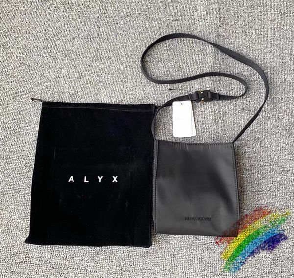 2021 new moda de rua usar metal boto alyx sacos masculino feminino 1:1 alta qualidade saco crtex 2w2z, White;black
2021 new moda de rua usar metal boto alyx sacos masculino feminino 1:1 alta qualidade saco crtex 2w2z, White;black