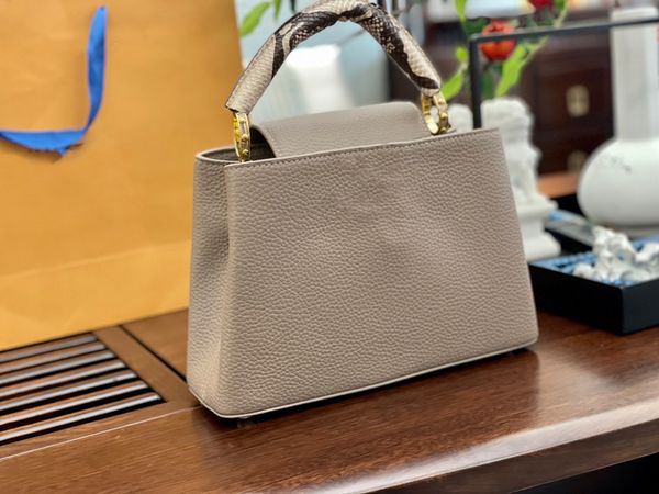 luxury designers bags 2022 l family classic 3 colors genuine leather women handbag capucines handbag shoulder bale messengers bag
luxury designers bags 2022 l family classic 3 colors genuine leather women handbag capucines handbag shoulder bale messengers bag