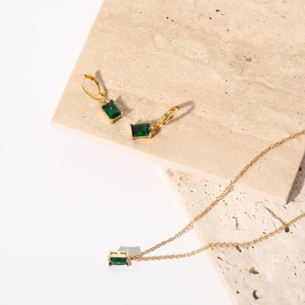 zircon earrings earrings and emerald elements are suitable for women girls out of the street, Golden
zircon earrings earrings and emerald elements are suitable for women girls out of the street, Golden