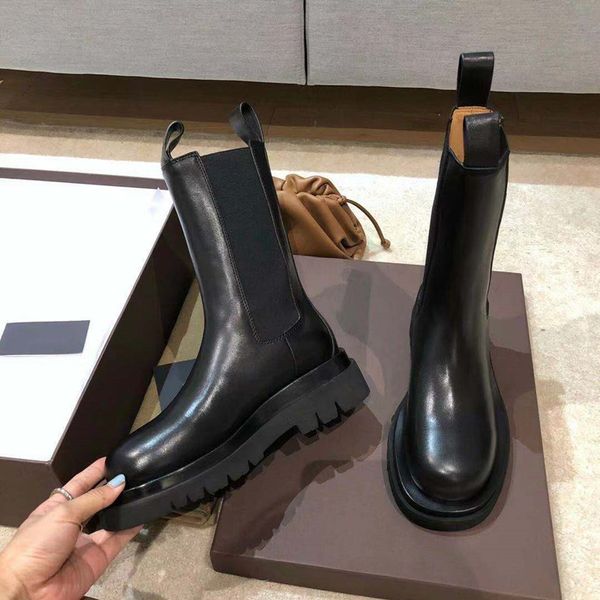2021 high fashion designer short boots women shoes classic leather thick bottom 5cm winter ladies heel shoelace box size 35-40, Black
2021 high fashion designer short boots women shoes classic leather thick bottom 5cm winter ladies heel shoelace box size 35-40, Black