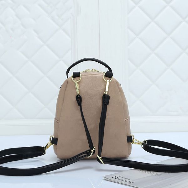 backpack fashion schoolbag handbag travel bag superior quality fashionable soft leather material double zipper head design classic letter pr
backpack fashion schoolbag handbag travel bag superior quality fashionable soft leather material double zipper head design classic letter pr