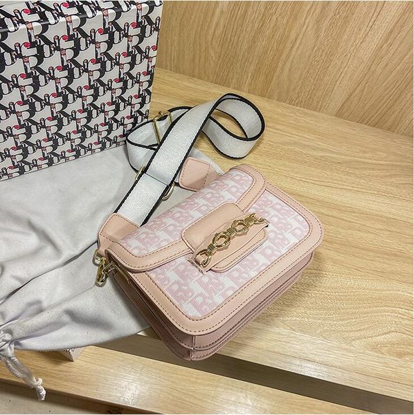 Factory wholesale women chain bag retro Joker printed semicircle womens saddle bags small fresh striped fashion handbag street fashions leather handbags
Factory wholesale women chain bag retro Joker printed semicircle womens saddle bags small fresh striped fashion handbag street fashions leather handbags
