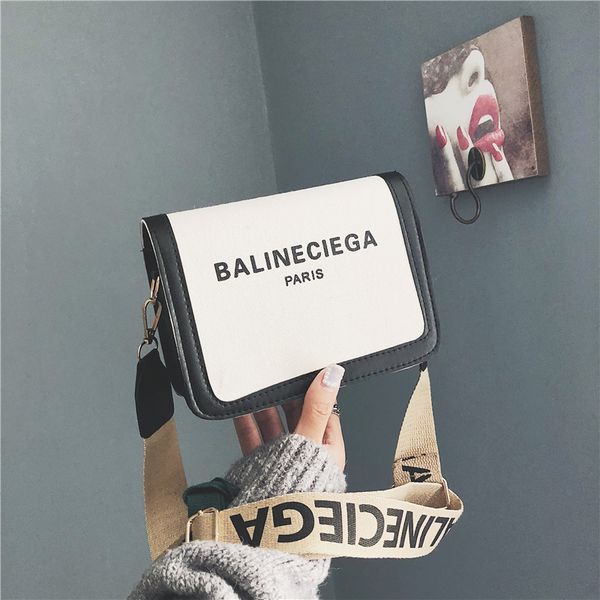 2022 factory wholesale new small women's wide shoulder belt color contrast letter small square bag korean summer chic one shoulder mess
2022 factory wholesale new small women's wide shoulder belt color contrast letter small square bag korean summer chic one shoulder mess