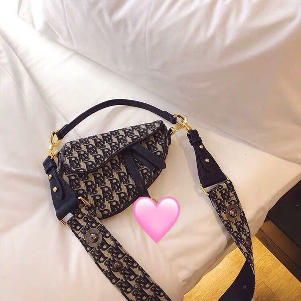 d family old flower saddle classic canvas embroidery wide strap one shoulder slanting cross hand bag female
d family old flower saddle classic canvas embroidery wide strap one shoulder slanting cross hand bag female