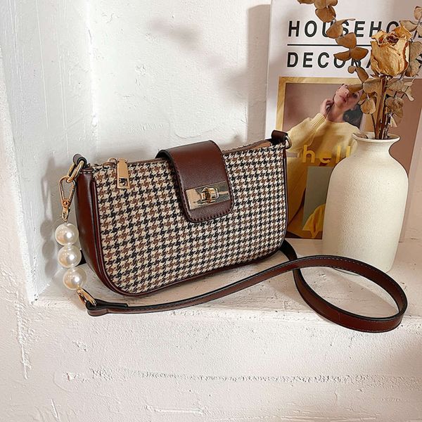 net red thousand bird lattice color contrast saddle 2020 new shoulder women's fashion simple messenger bag
net red thousand bird lattice color contrast saddle 2020 new shoulder women's fashion simple messenger bag