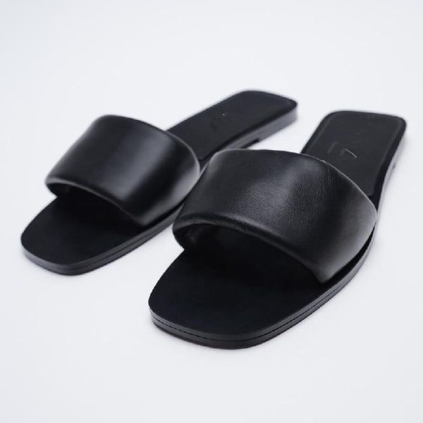 slippers women's outer window 2021 summer black square head quilted flat sandals outdoor fashion
slippers women's outer window 2021 summer black square head quilted flat sandals outdoor fashion