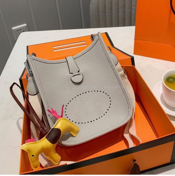 handbags purse cross body bag plain lichi pattern fashion h letter width belt lady classic genuine leather single shoulder bagshileng
handbags purse cross body bag plain lichi pattern fashion h letter width belt lady classic genuine leather single shoulder bagshileng