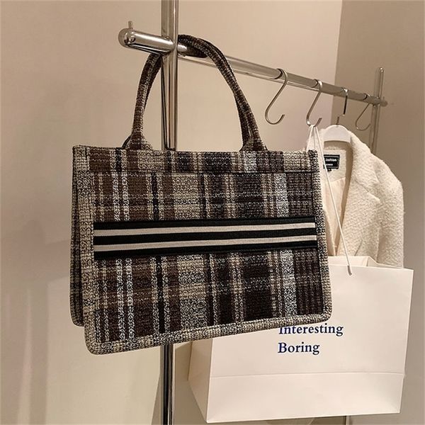 sale 90% off tot new fashion simple large capacity striped women's leisure travel portable shoulder bag wholesale store
sale 90% off tot new fashion simple large capacity striped women's leisure travel portable shoulder bag wholesale store