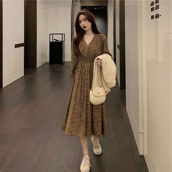 2021korean loose chiffon floral women's large 2021 spring new light mature fashion french pleated dress, Black;gray
2021korean loose chiffon floral women's large 2021 spring new light mature fashion french pleated dress, Black;gray