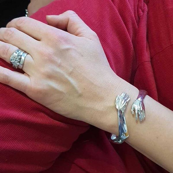 new romantic love hug carved hand bracelet creative love forever open finger adjustable hand bracelets for women fashion jewelry q0719, Black
new romantic love hug carved hand bracelet creative love forever open finger adjustable hand bracelets for women fashion jewelry q0719, Black