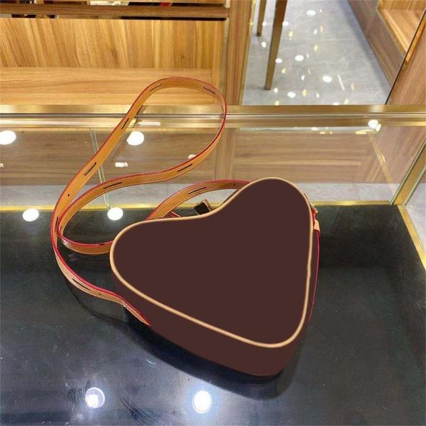 female fashion letter pattern single shoulder crossbody bag heart-shaped designer bags quality pu leather 2021 selling classic models
female fashion letter pattern single shoulder crossbody bag heart-shaped designer bags quality pu leather 2021 selling classic models