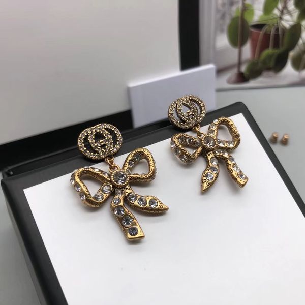2021 stud women earrings, christmas high-quality luxury letter earrings, sweet fairy 925 silver original classic couple holiday gift, Golden;silver
2021 stud women earrings, christmas high-quality luxury letter earrings, sweet fairy 925 silver original classic couple holiday gift, Golden;silver