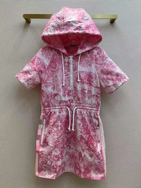 milan runway dresses 2022 spring summer hooded short sleeve embroidery designer dress brand same style dress 0221-12, Black 
milan runway dresses 2022 spring summer hooded short sleeve embroidery designer dress brand same style dress 0221-12, Black