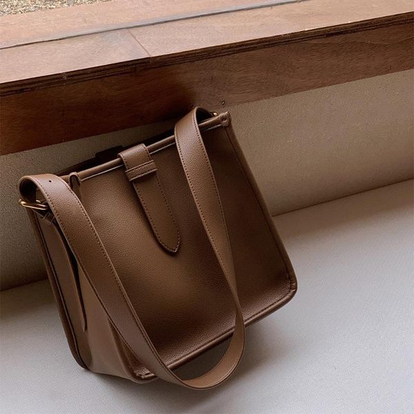 minimalist soft leather bucket bag 2021 new autumn and winter women's bag large capacity shoulder versatile
minimalist soft leather bucket bag 2021 new autumn and winter women's bag large capacity shoulder versatile