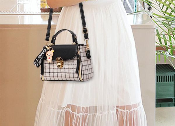parcel package female bags 2022 new wave fashion wild summer season messenger student simple shoulder small bag 306
parcel package female bags 2022 new wave fashion wild summer season messenger student simple shoulder small bag 306