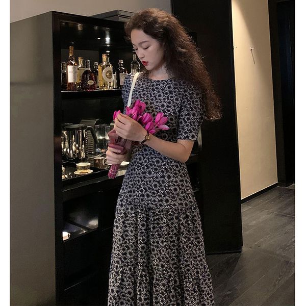casual dresses printed daisy women's summer tight black short sleeve beach skirt, Black;gray
casual dresses printed daisy women's summer tight black short sleeve beach skirt, Black;gray