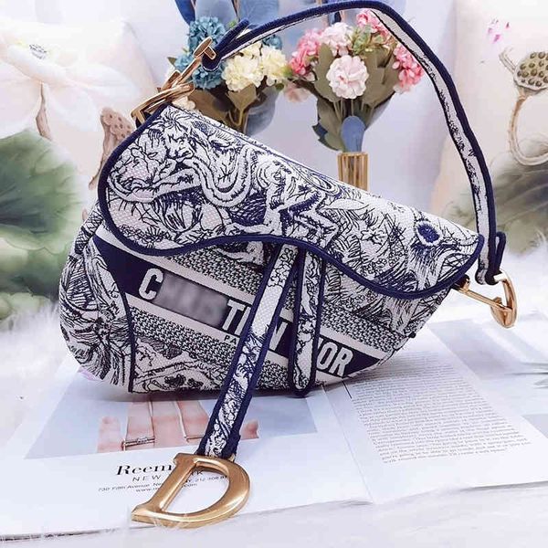 foreign style one shoulder messenger d dijia french female 2021 korean new printed letter saddle bag
foreign style one shoulder messenger d dijia french female 2021 korean new printed letter saddle bag